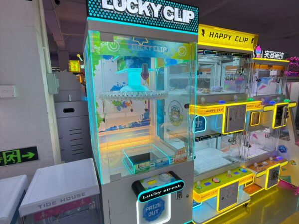 Lucky Clip Clip Prize Arcade Machine | Coin Operated Gift Clip Vending Game